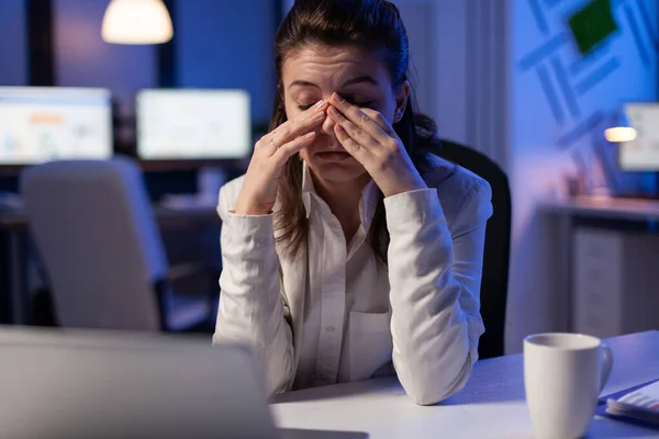 Müde Frau schläft spät in der Nacht ein — Stockfoto