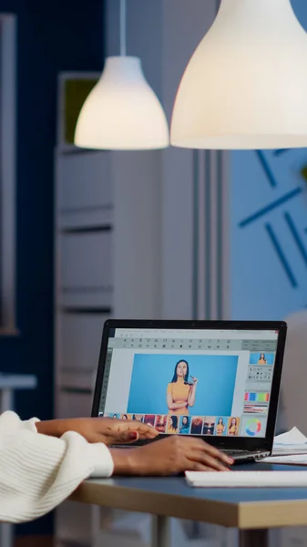 Pele escura freelancer retoucher mulher trabalhando horas extras no laptop — Fotografia de Stock