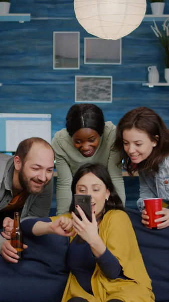 Amigos multirraciais saindo juntos socializando enquanto olha para vídeo engraçado — Fotografia de Stock