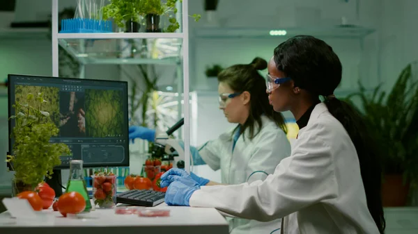 Investigador químico inyectando fresa con líquido de ADN orgánico —  Fotos de Stock