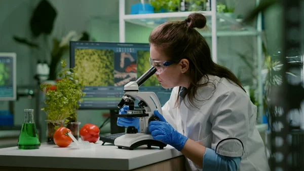 Portrait of biologist scientist in white coat working in expertise laboratory — Stock Photo, Image