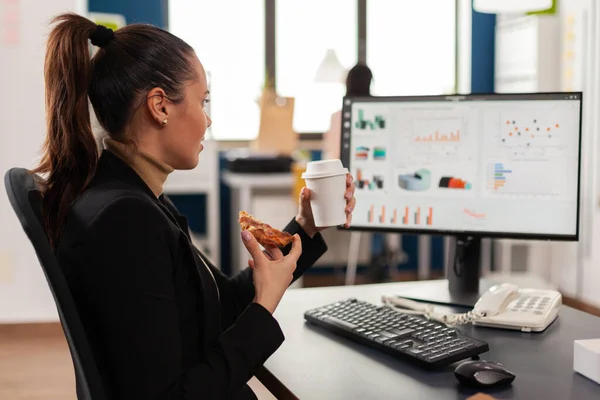 Zakenvrouw heeft levering bestelling van voedsel op het bureau tijdens afhaallunch werken in het bedrijfsleven — Stockfoto