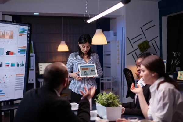Empresaria adicta al trabajo sobrecargada mujer mostrando gráficos de marketing utilizando tableta — Foto de Stock