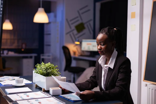 Focada workaholic afro-americana empresária trabalhando na apresentação de gráficos financeiros da empresa — Fotografia de Stock