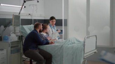 Doktor kadın doktor tıbbi radyografiyi açıklıyor. Sağlık tedavisini tartışıyorlar.