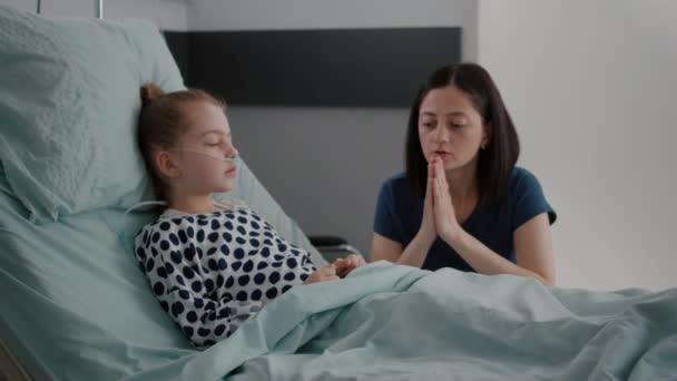 Sjuk dotter sover efter återhämtning kirurgi medan orolig mor pläderar för vård behandling — Stockvideo
