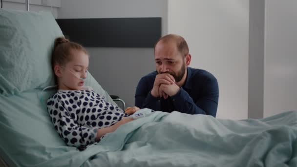 Anak sakit anak mengenakan tabung hidung oksigen dan oksima pada jari memantau denyut jantung — Stok Video