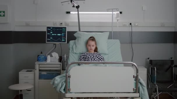 수술 후 회복중에 침대에서 쉬고 있는 산소 비강 튜브를 가진 병든 소녀 — 비디오