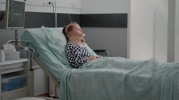 Nemocný pacient odpočívající v posteli nošení krku krční límec se zdravotním postižením — Stock video