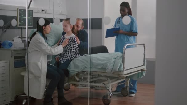 Kinderärztin berät kranke Patientin beim Hören von Herzschlag mit medizinischem Stethoskop — Stockvideo
