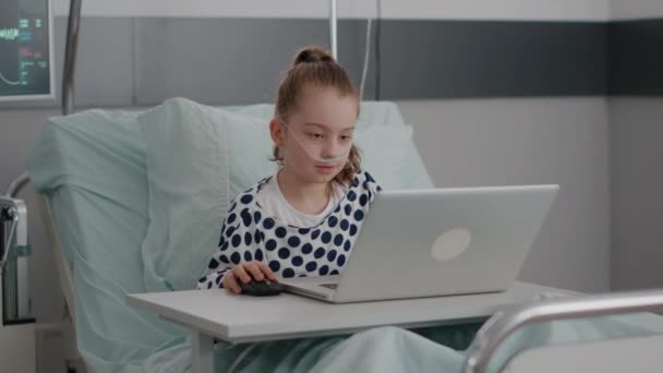 Sjukhussjuka flicka spelar online videospel med bärbar dator — Stockvideo