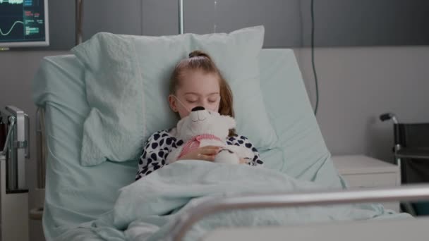 Portret van vermoeid ziek kind dat slaapt na een operatie voor medisch herstel — Stockvideo