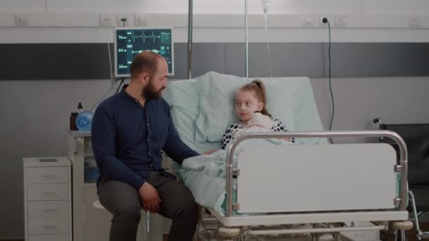 Szpitalnie chora córka odpoczywa w łóżku nosząc rurkę tlenową po operacji medycznej — Wideo stockowe