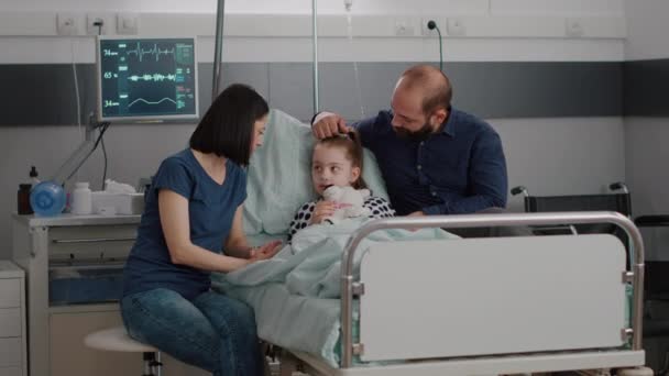 Rodzina siedząca obok hospitalizowanej córki dyskutującej o leczeniu odwykowym — Wideo stockowe
