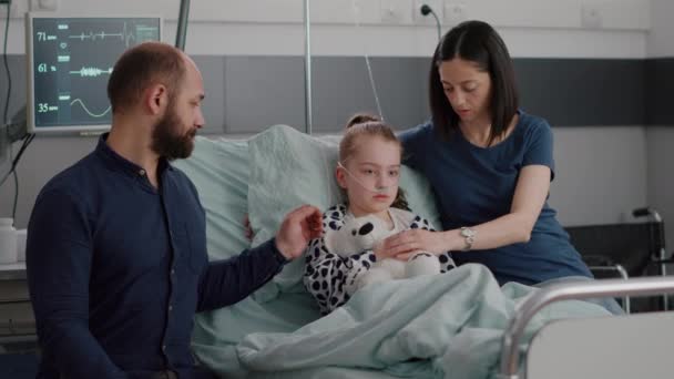 Filha doente com tubo nasal de oxigênio descansando na cama depois de sofrer cirurgia de infecção por doença — Vídeo de Stock