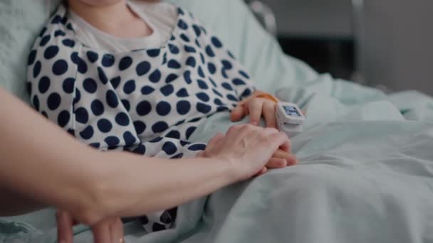 Mãe segurando as mãos filha esperando por tratamento medicamentoso após infecção por doença — Vídeo de Stock