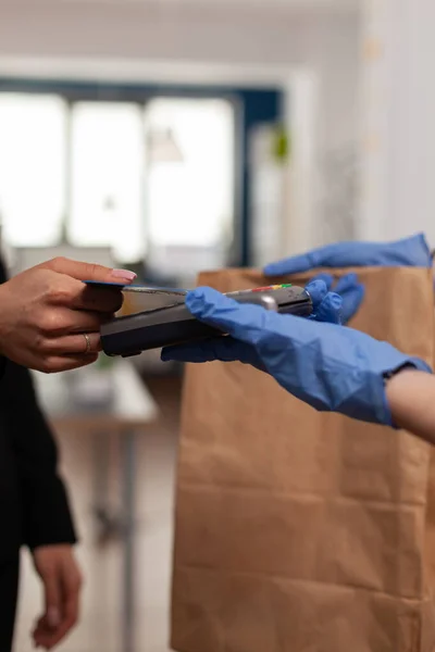 Närbild av affärskvinna betala take away matbeställning med kreditkort med hjälp av POS kontaktlös service — Stockfoto