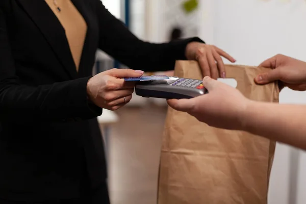 Close up de empresária segurando cartão de crédito de pos — Fotografia de Stock