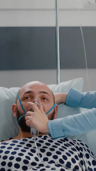 医者は酸素マスクをしながら病気の男の患者の終わります — ストック写真