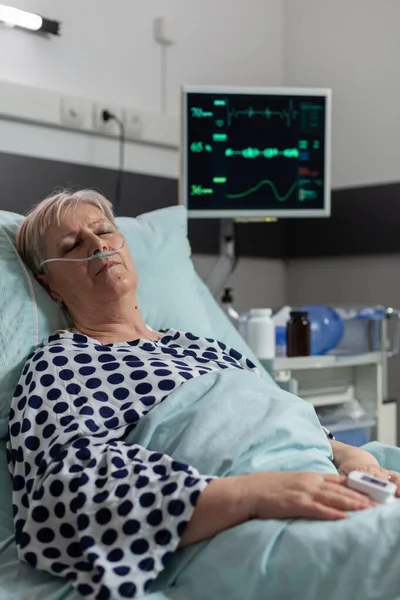 病院のベッドに横たわっシニア女性患者 — ストック写真