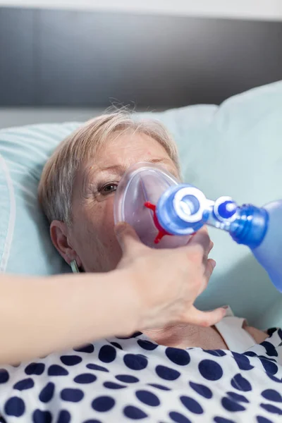 Primer plano de la mujer anciana enferma inhalar y exhalar — Foto de Stock