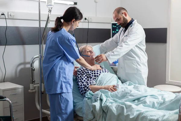 Bewusstlose Seniorin liegt im Krankenhausbett — Stockfoto