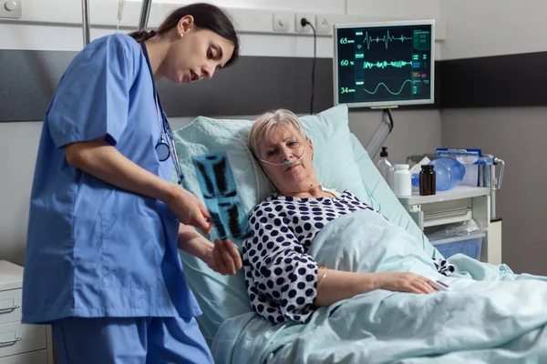 Oude patiënt met longziekte ademhaling met behulp van zuurstofmasker — Stockfoto