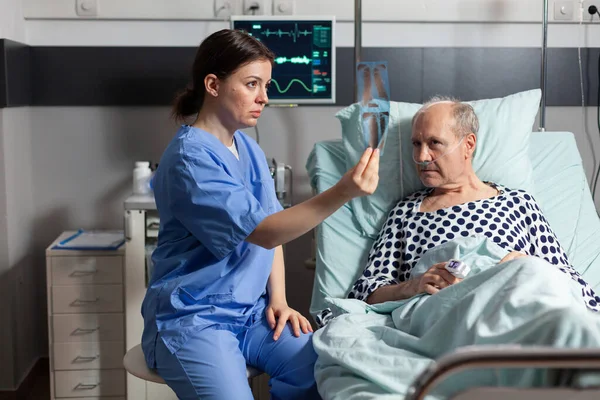 病室における高齢患者X線分析看護師 — ストック写真