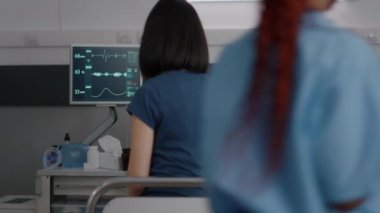 Hasta çocuk annesiyle tartışırken, çocuk doktoru kadın doktor da hastalık uzmanlığını anlatıyor.