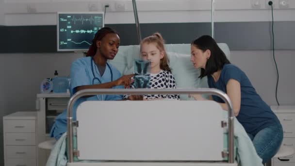 Afrikanisch-amerikanische Krankenschwester zeigt Lungen-Röntgen erklärt Genesungskompetenz — Stockvideo