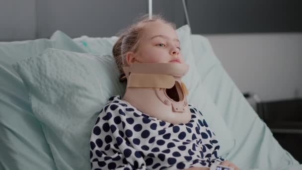 Πορτραίτο νοσηλευόμενου μικρού παιδιού που φοράει αυχενικό κολάρο μετά από τραυματικό ατύχημα — Αρχείο Βίντεο