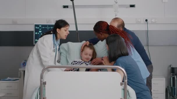 小児科医の女性医師は病気の小さな子供の監視疾患の症状を保持 — ストック動画