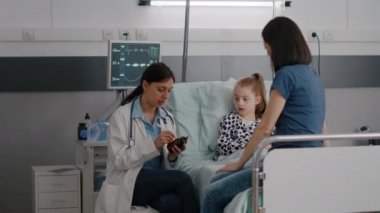 Çocuk doktoru, ilaç tedavisini açıklıyor. Hastalık uzmanlığını tartışıyor.