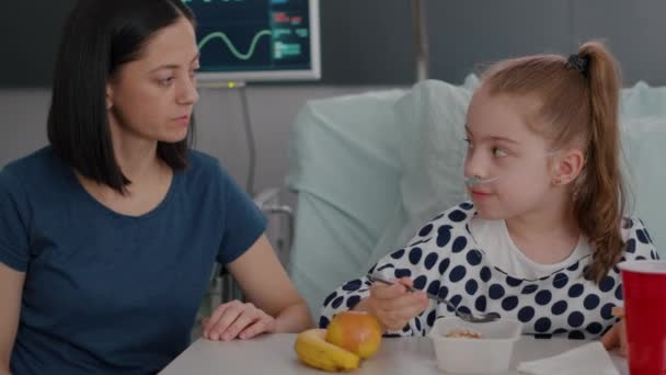 入院した病気の娘は、健康的な昼食の栄養を食べて手術後に回復 — ストック動画