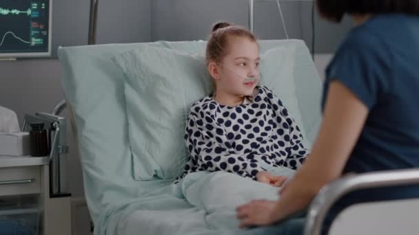 入院した病気の娘は、手術を受けた後にベッドに横たわっています — ストック動画