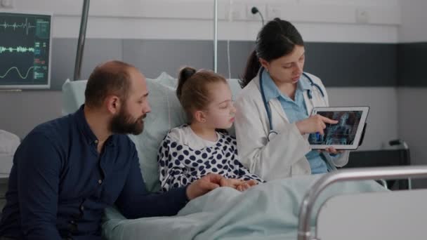 담당 소아과 의사가 방사선 전문 기술을 지적하면서 xray 를 보여 주다 — 비디오