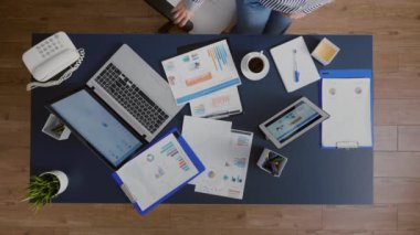 İdari istatistikleri analiz eden iş kadınlarının en üst düzey görüşü. Şirket uzmanlığı.