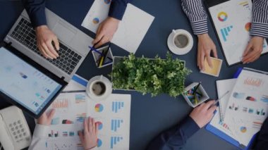 Şirket bilgi belgelerini analiz eden iş grubunun üst görünümü