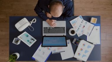 Yönetici planlama şirketinin strateji daktilo yönetim istatistiklerinin üst görünümü