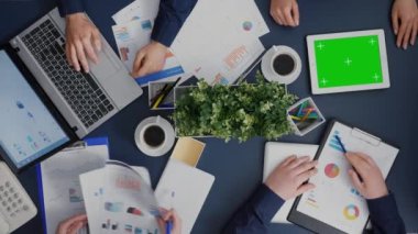 Yeşil ekran krom anahtar tabletini taklit eden iş kadınının üst görüntüsü