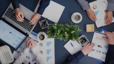 Girişim şirketinin ofisindeki finansal strateji üzerine kafa yorma.