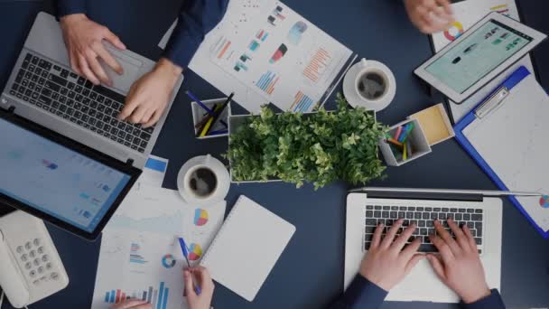 Blick von oben auf die Teamarbeit im Unternehmen am Tisch, Planung von Management-Investitionen — Stockvideo