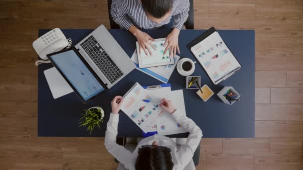 Vista superior de las mujeres de negocios comparando gráficos financieros con experiencia en estadísticas de gestión — Vídeo de stock