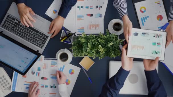 Vista dall'alto dell'uomo d'affari che mostra le statistiche di gestione aziendale utilizzando tablet digitale — Video Stock