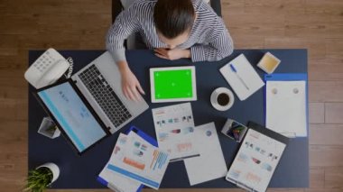 Üst düzey bir iş kadını yönetici ortaklığında çalışıyor.