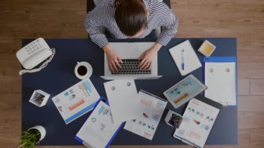 Bilgisayarda pazarlama stratejisi yazan muhasebeci kadının en üst görüşü