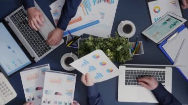 Şirket mali hesaplarını analiz eden iş ekibinin üst düzey çalışma zamanı