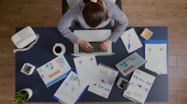 Masada oturmuş mali muhasebe şirketinin uzmanlığını yazan bir iş kadınının en üst düzey görüşü.