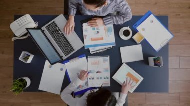 Muhasebeci kadınların finansal grafikleri analiz etmesi şirket uzmanlığını tartışmaları