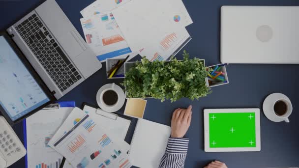 Vista superior de la mujer de negocios mirando maqueta pantalla verde croma clave tableta — Vídeos de Stock